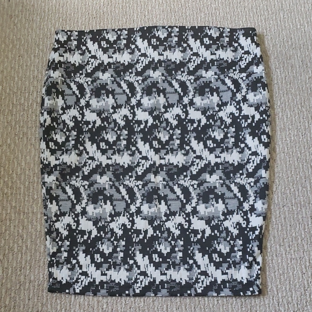 Black and White Mini Pencil Skirt for Night Out